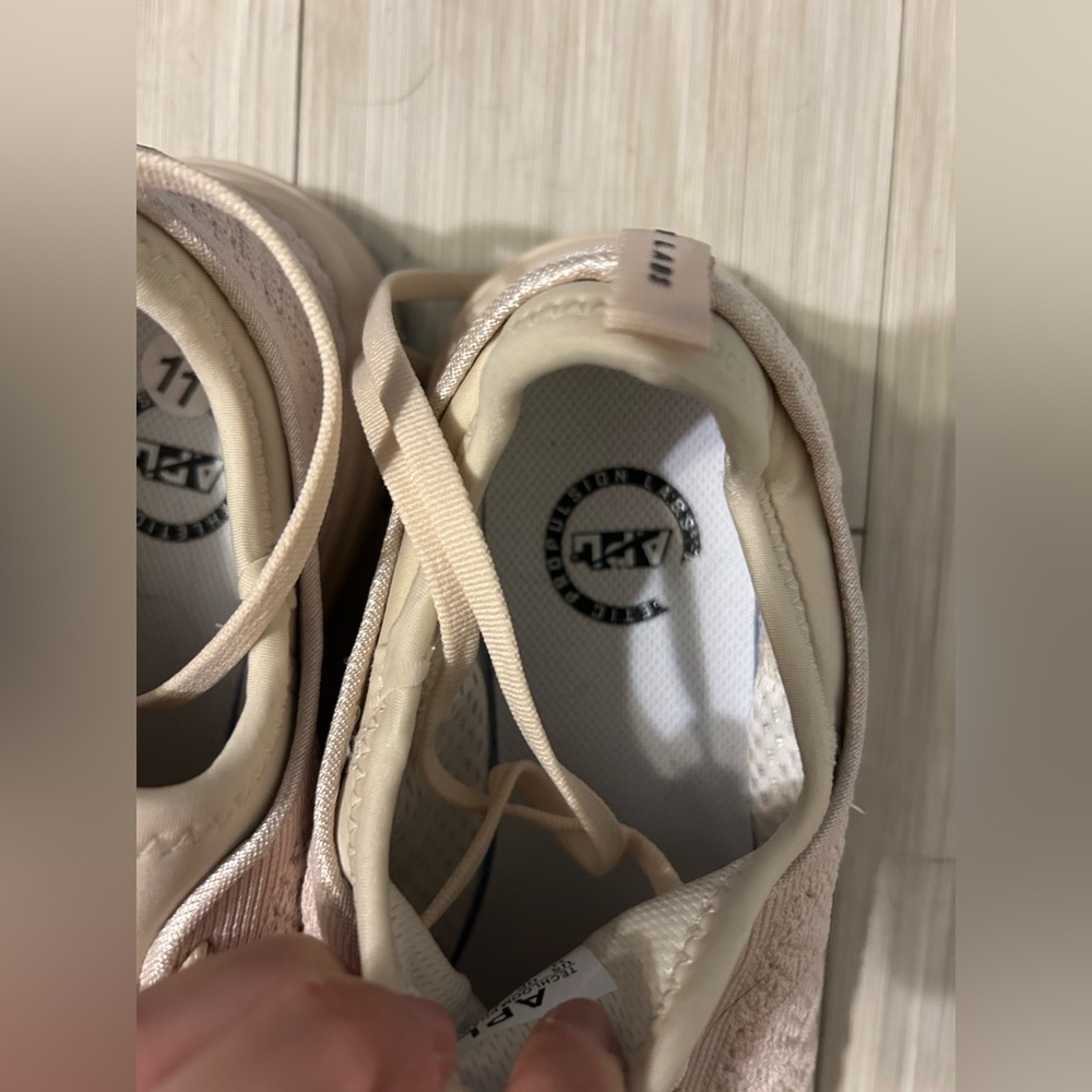 Like New APL Techloom Phantom Tennis Shoes - Picture 4 of 12